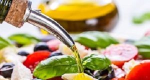 Moderate consumption of fat and carbs is best for good health MB-Foods-oil-salads-iStock