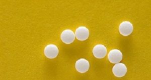 No compelling evidence of health benefit from non-sugar sweeteners Saccharine tablets on a yellow background.