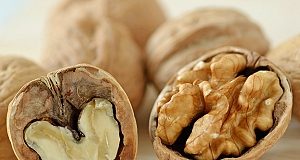 Daily handful of walnuts modestly lowers 'bad' cholesterol — 2-year US study
