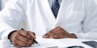 Who is allowed to prescribe medicines in SA?